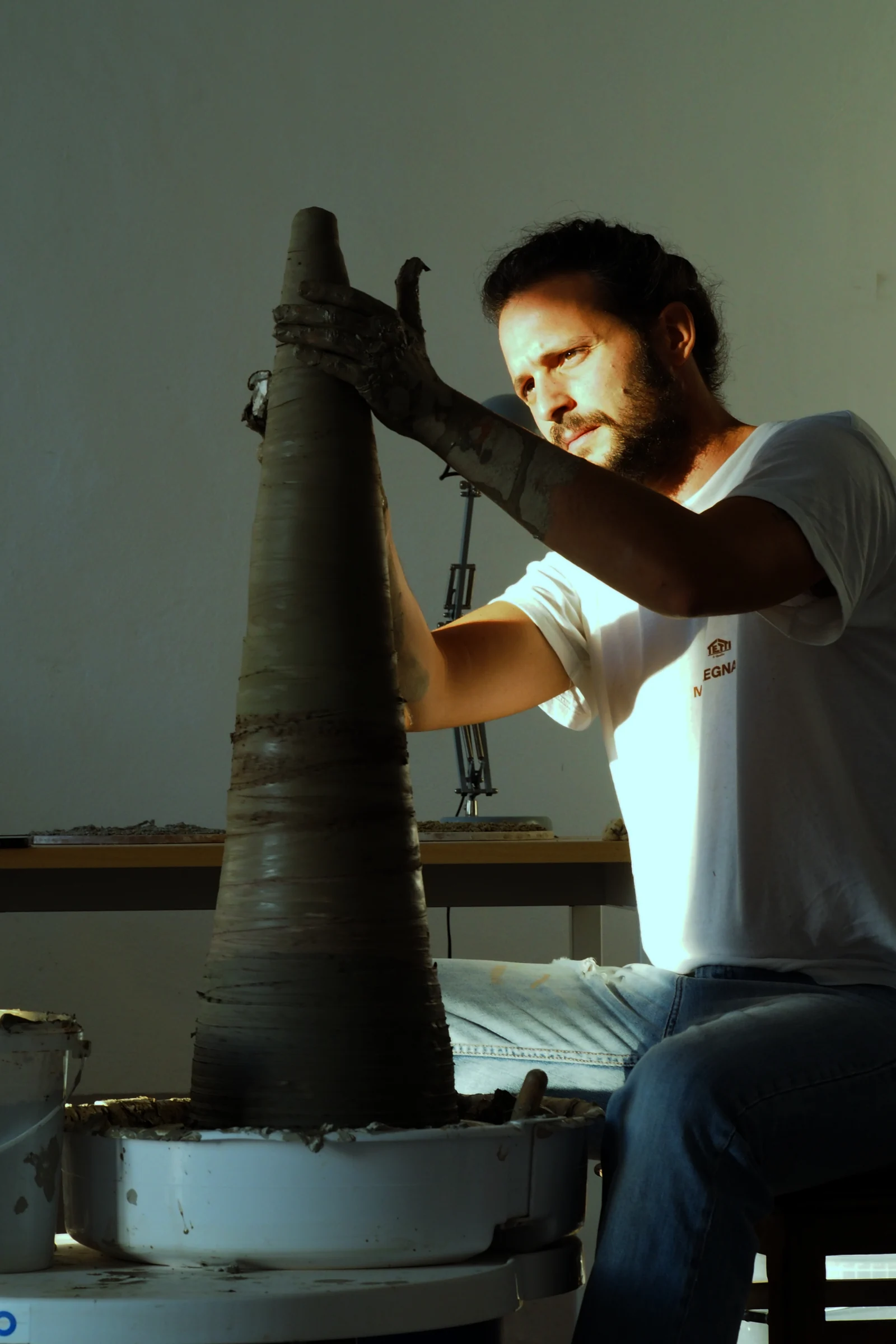 Luca Alberti durante la lavorazione al tornio