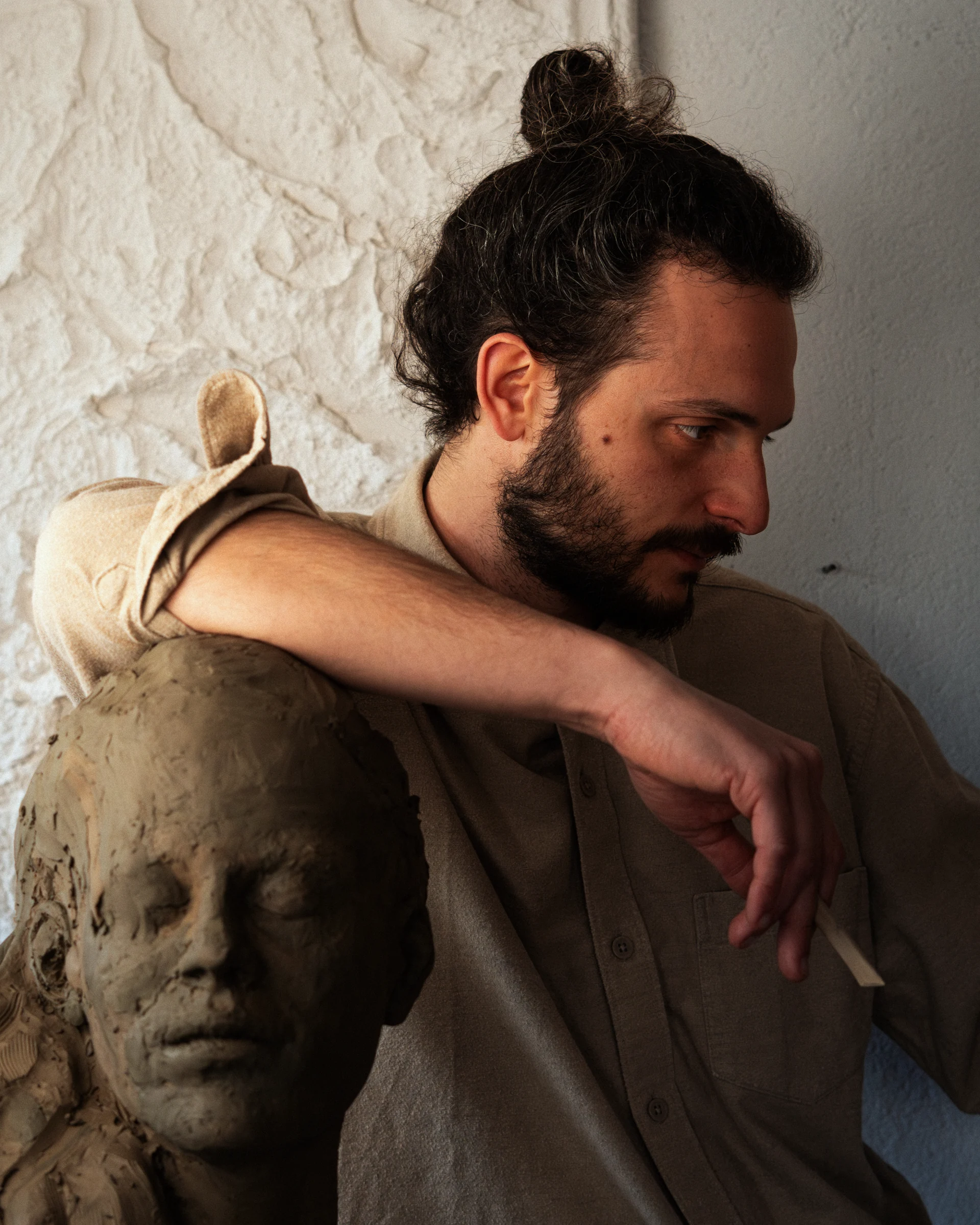 Luca Alberti al lavoro su una scultura — fotografia fornita dall’artista