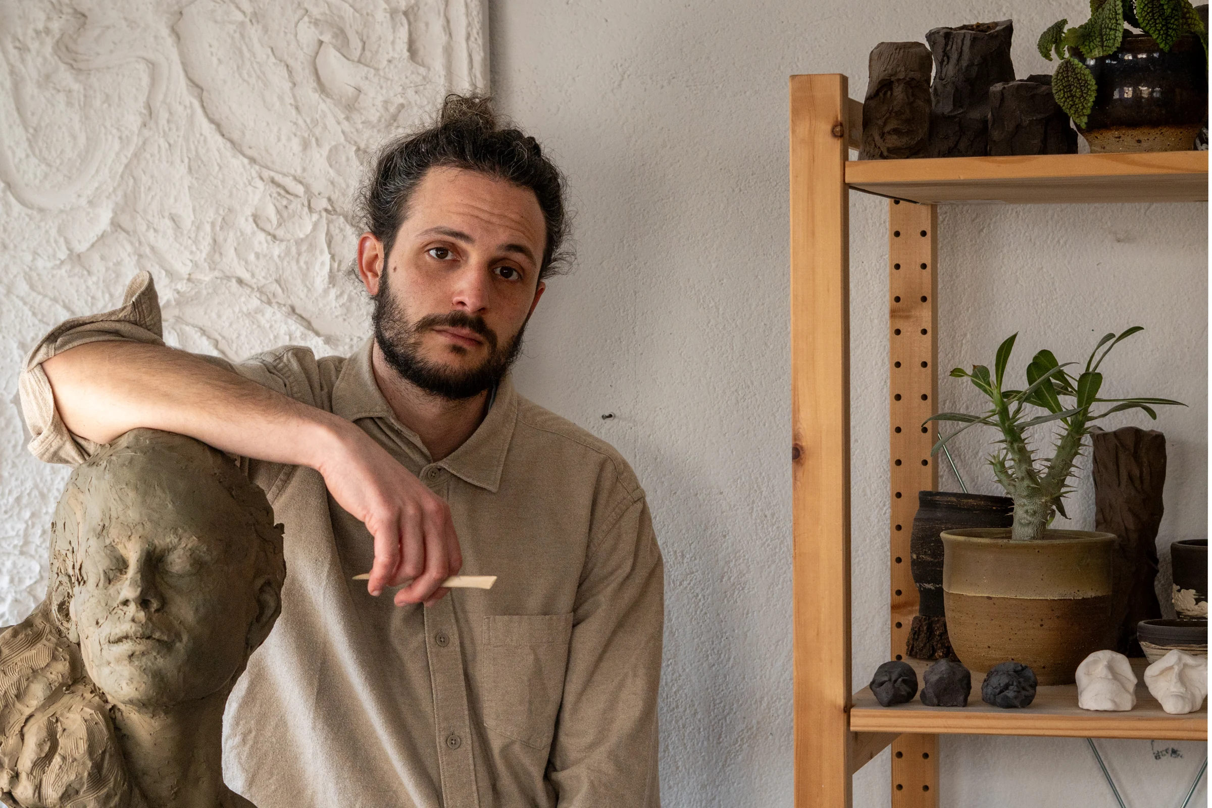 Ritratto di Luca Alberti in studio