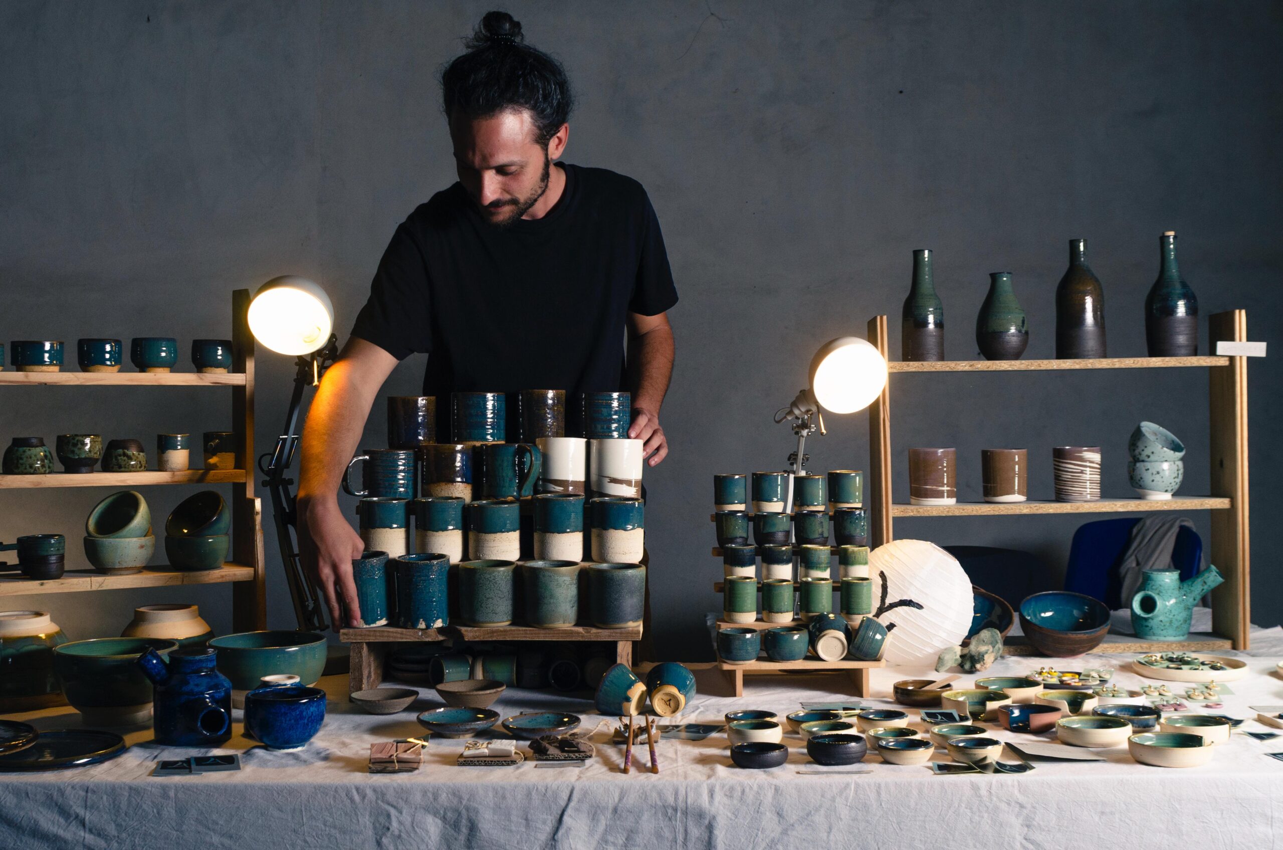 Luca Alberti tra le sue ceramiche — fotografia dal sito Yoso